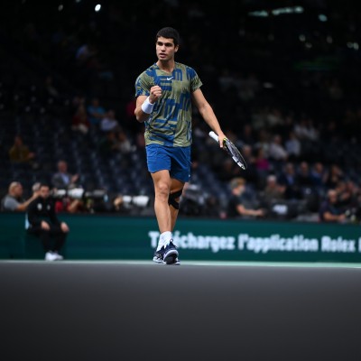 Alcaraz se gusta y aplaca a Dimitrov para alcanzar los cuartos de final en París Bercy