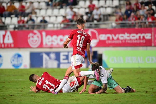 El Murcia, desconectado desde el principio, pierde su primer partido en casa y sale de la promoción 