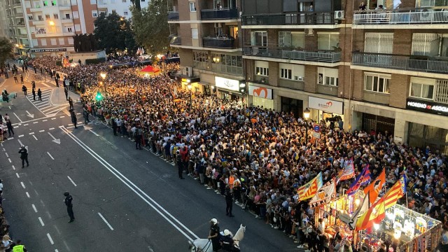 VÍDEO | La afición del Valencia brinda un cálido recibimiento a su equipo