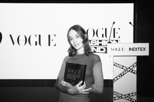 La diseñadora murciana Paula Cánovas se alza con el premio de moda Vogue Fashion Fund 2022