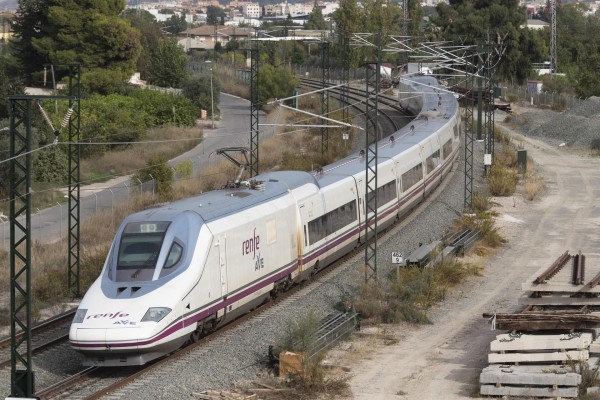 Los trenes del AVE empiezan las pruebas para llegar a El Carmen en un mes y medio