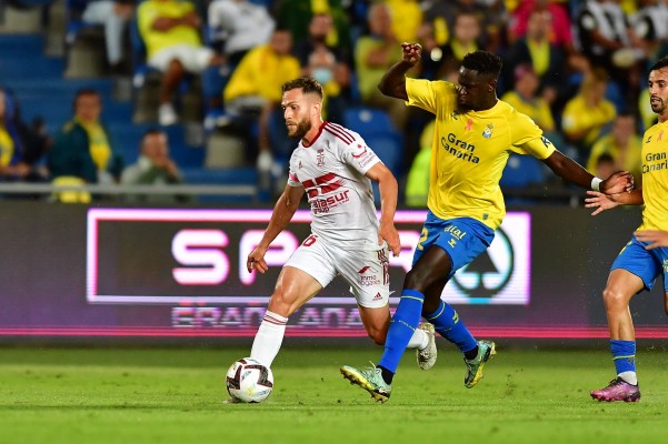 El Efesé, con uno menos, nada mucho para acabar ahogándose en la orilla: cae ante el líder en el 92