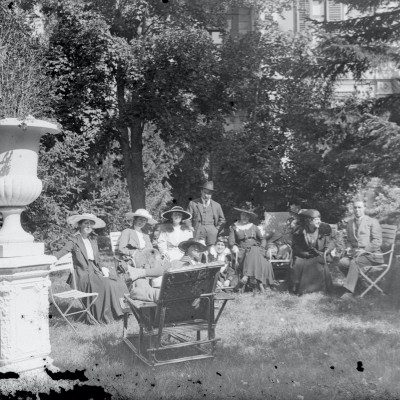 Así vivía una familia acomodada de principios del siglo XX: la fotografía como memoria colectiva