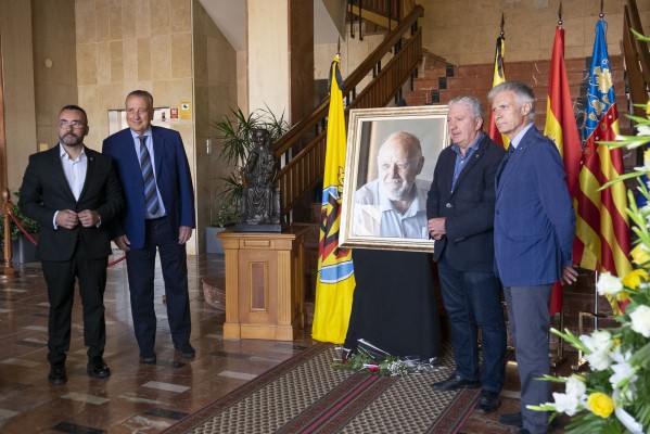 Benlloch y Fernando Roig firman en el libro de condolencias para despedir a Llaneza