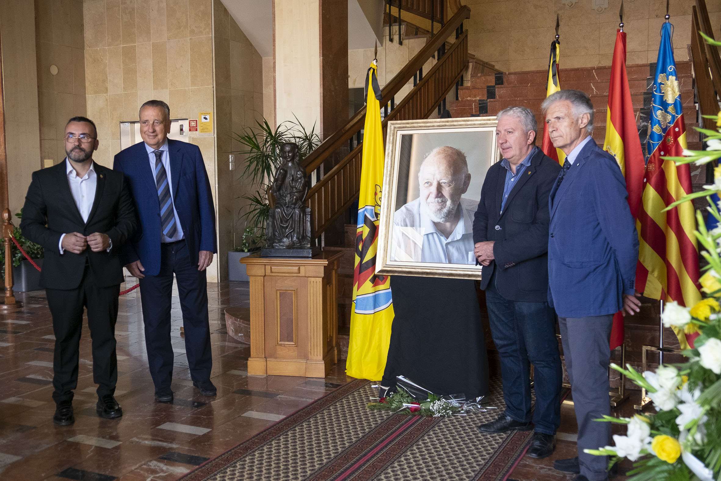 Benlloch y Fernando Roig firman en el libro de condolencias para despedir a Llaneza