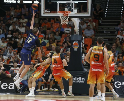 El UCAM CB vuelve a asaltar la Fonteta con un triple decisivo de McFadden 
