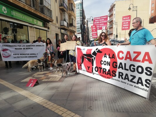 Protestan en Cartagena contra la exclusión de los perros de caza en la Ley de Bienestar Animal