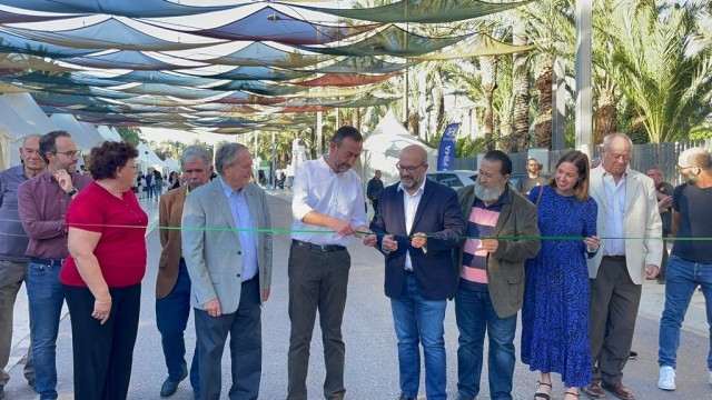 Elche abre la tradicional 'fireta' para promocionar los productos rurales