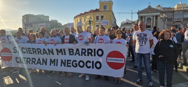 Los vecinos y comerciantes de El Carmen cortan la entrada al barrio por el Puente Viejo 