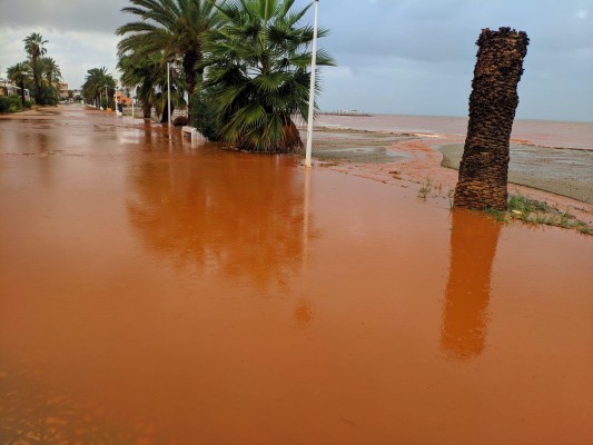 El barro sigue sin desaparecer de Los Urrutias más de dos semanas después de las fuertes lluvias