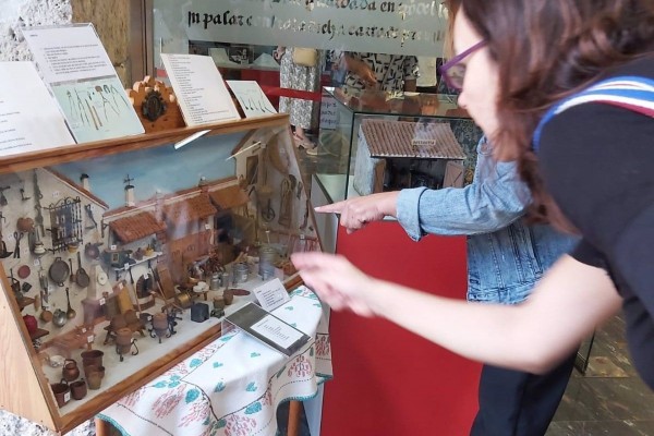 Gulliver viaja al Campo de Cartagena con las miniaturas de Antonio Madrid: exposición en el Archivo Municipal