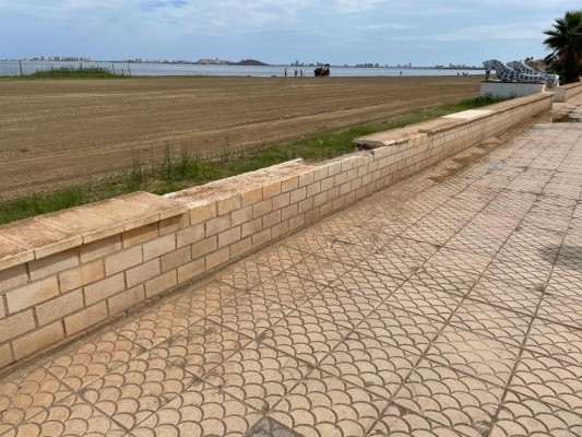 Los Nietos sigue esperando, 8 meses después, la reforma de su paseo marítimo