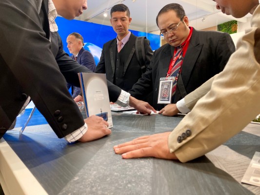 'Think Water' de Esmalglass-Itaca cosecha el éxito en Cersaie 2022