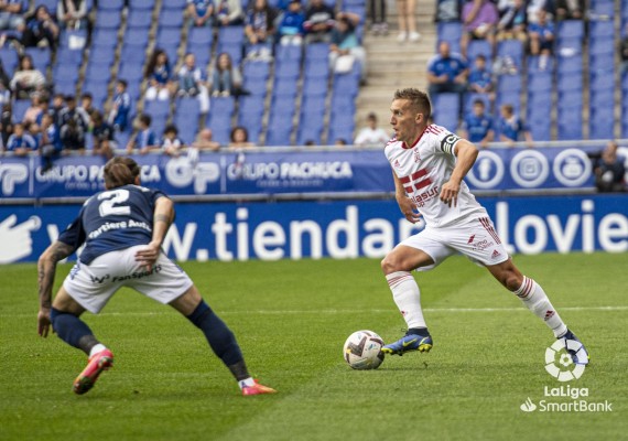 El Efesé, con un gol de Sadiku y dos de Alcalá, gana en Oviedo y presenta su candidatura a dar el salto