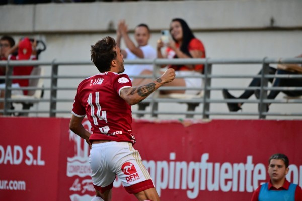 El Murcia por fin gana en casa con un triplete de Pedro León y dos goles superado el minuto 90