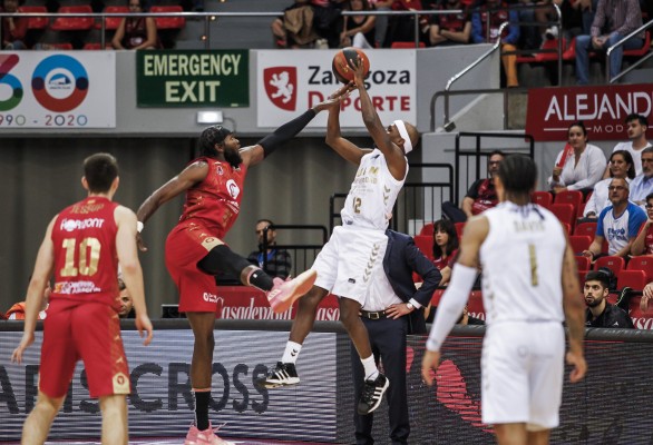 El UCAM CB gana con autoridad basado en su defensa y en un McFadden letal con los triples