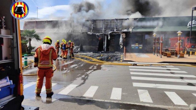 Un incendio quema un restaurante McDonalds en el centro comercial Bonaire