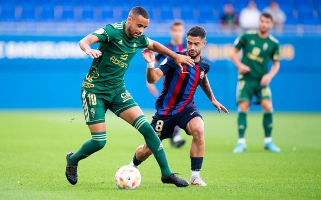 El Real Murcia errático encaja su primera derrota ante un filial del Barça muy superior 