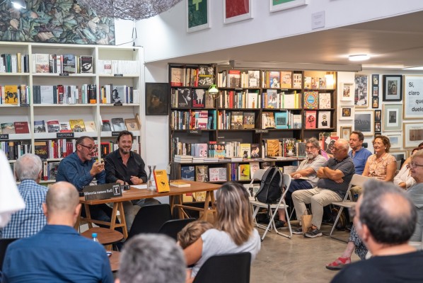 Felip Bens desplega els fils narratius  de 'Toronto' junt amb Bernardo Carrión