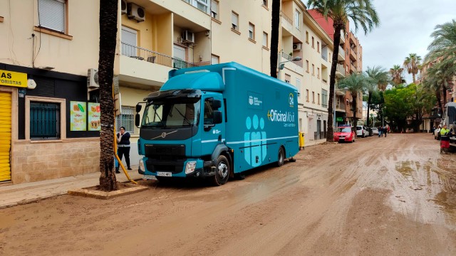 Caixa Rural Torrent da servicio en Paiporta con una oficina móvil 
