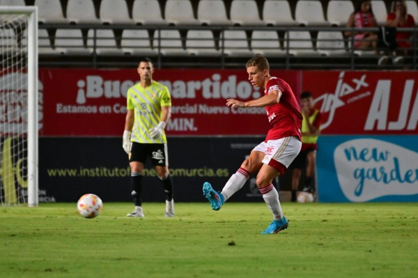 El Real Murcia sigue seco en casa y cede el liderato de la Primera RFEF 