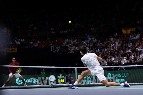 Alcaraz estrena el número 1 perdiendo en la Copa Davis ante Auger Aliassime en Valencia 
