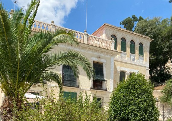 Un villa 'de cine' en Mula busca una nueva vida tras ser colonia escolar en la Guerra Civil y escenario de rodajes