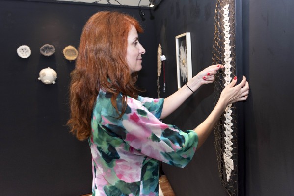 Puntadas contra el maltrato: Lola Marín expone 'Habitar en la Grieta' en la sala Black Box del Rectorado



