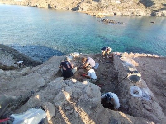 La Isla del Fraile vuelve a sorprender con el hallazgo de una gran pileta romana para hacer salazones 