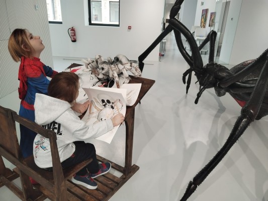 'Héroes y Villanos' toman la Cárcel Vieja de Murcia para disfrutar como niños del arte contemporáneo