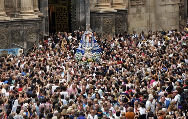 La lluvia no impide la multitudinaria acogida de los murcianos a su patrona la virgen de La Fuensanta en su romería 
