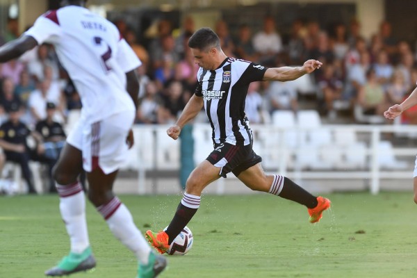 El Efesé frena al líder y le gana con goles de Mikel Rico y Arribas 