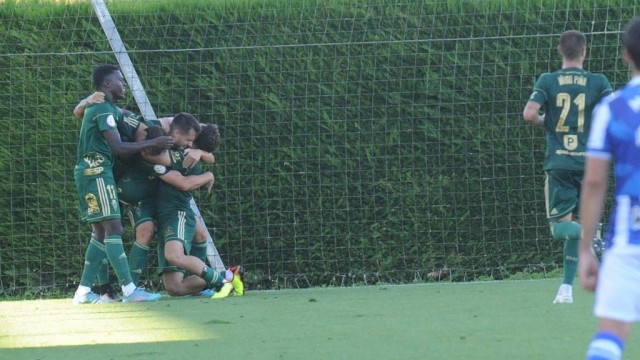 El Real Murcia duerme líder gracias a un doblete de Dani Vega en el tramo final en Zubieta