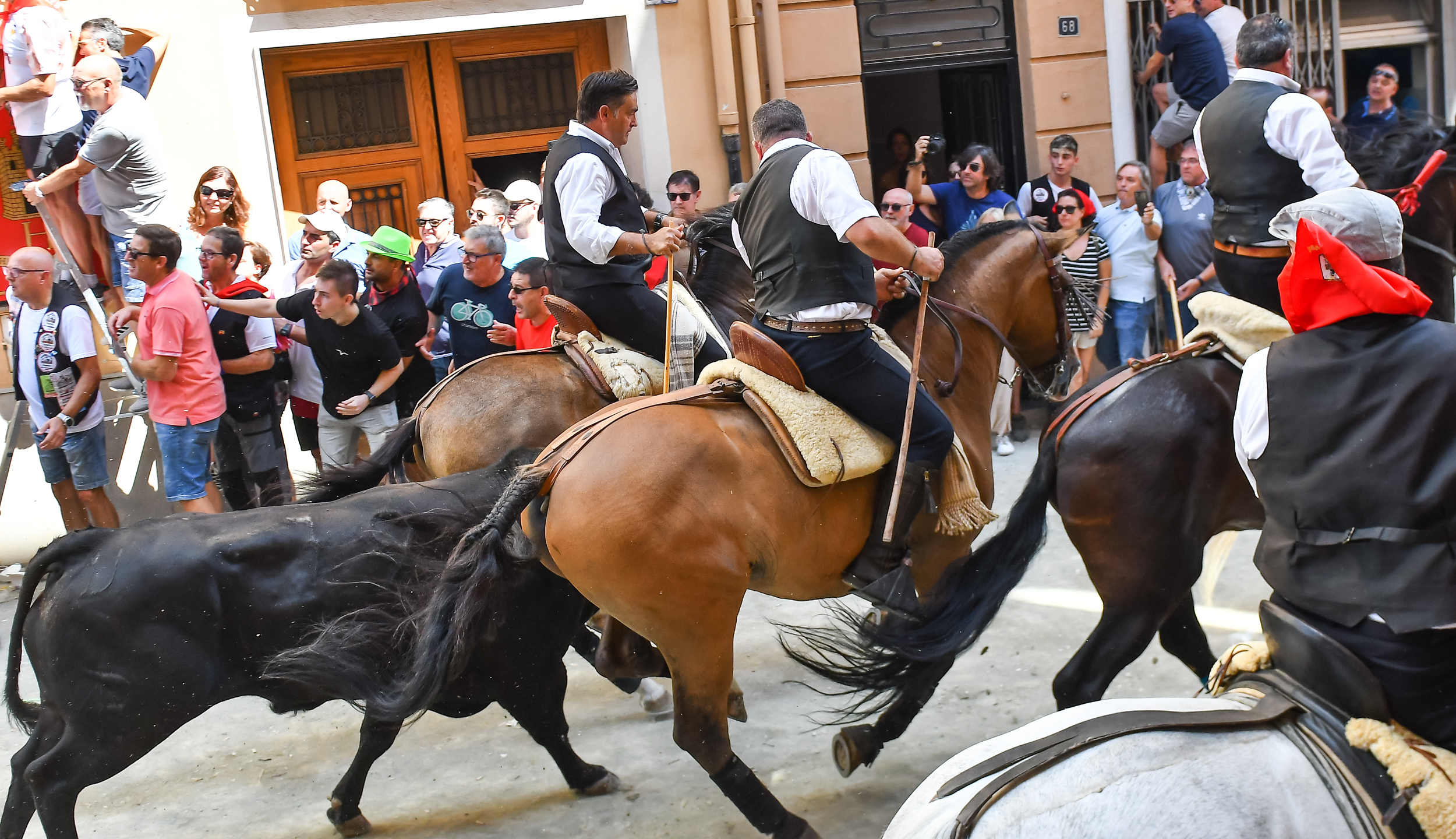 Una caballista sufre una caída en la sexta Entrada de Toros y Caballos de Segorbe 