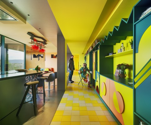 Cuando haces de tu casa tu bandera: la vivienda 'negociada', colorista y sorprendente para dos arquitectos y su gato 