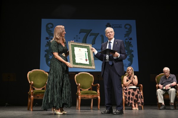 Castelló nomena Francesc Michavila Fill Predilecte de la ciutat en el Teatre Principal
