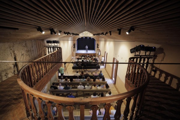 El teatre modernista del Palau de Betxí revela els seus secrets