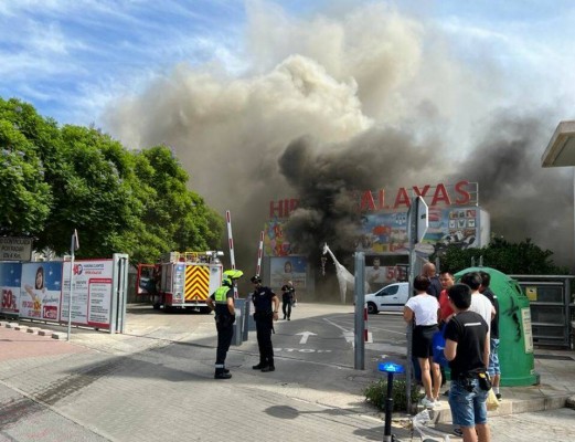 El Híper de Atalayas queda en estado de ruina tras el incendio y tendrá que ser derribado