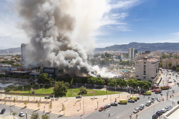 Arde un bajo comercial en Las Atalayas y deja una gran columna de humo en Murcia