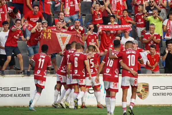 El Murcia pasa por encima del Intercity en la segunda parte y se coloca arriba en la Primera RFEF