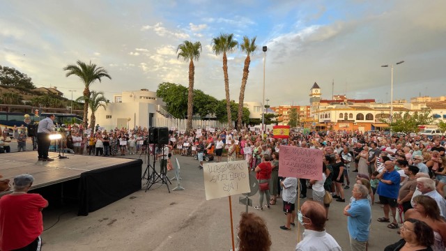 Centenares de vecinos de Mazarrón se echan a la calle para clamar por unas urgencias 24 horas al día