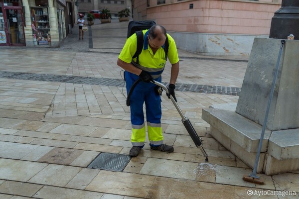 Cartagena estrena dos máquinas 'quitachicles' para limpiar las zonas peatonales