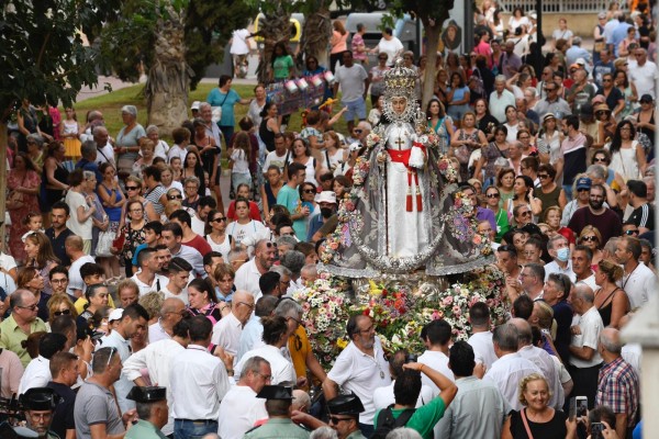 La Bajada de la Virgen de la Fuensanta con un séquito de miles de murcianos abre la Feria 