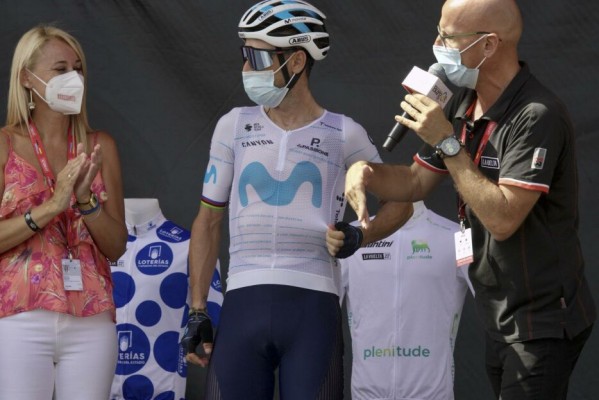 Valverde es homenajeado por la Vuelta en Alhama el día que Groves gana al esprint en Cabo de Gata