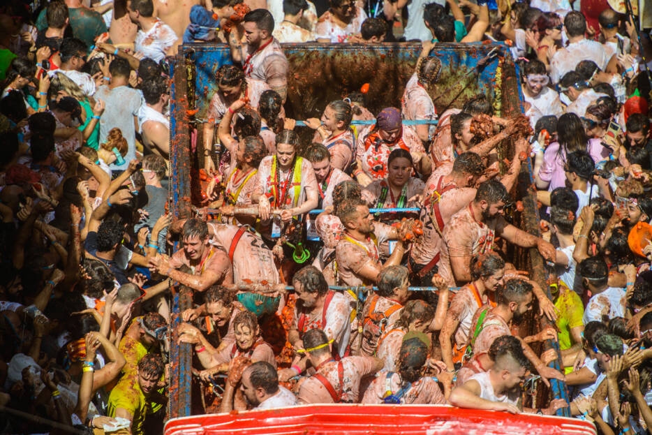 Cerca de 15.000 personas disfrutan de la Tomatina 