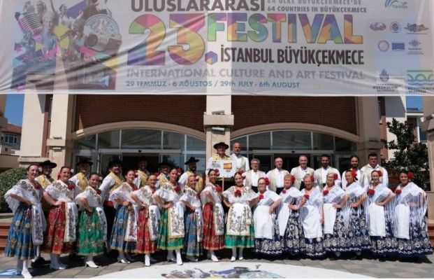El traje de lujo del grupo Coros y Danzas de  Molina deslumbra en Turquía: se lleva un premio para casa