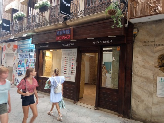 'Wall Street' llega a la Trapería de Murcia: donde se compraban pasteles ahora se cambian divisas