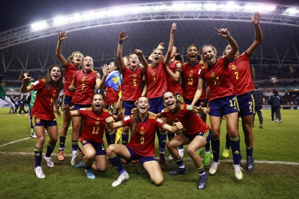 Silvia Lloris, de destacar jugando contra chicos en El Palmar a ser campeona de Europa y del mundo