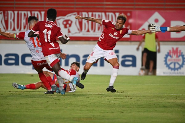 El Real Murcia no pasa del 0-0 en su debut en la Primera RFEF ante 9.497 espectadores 