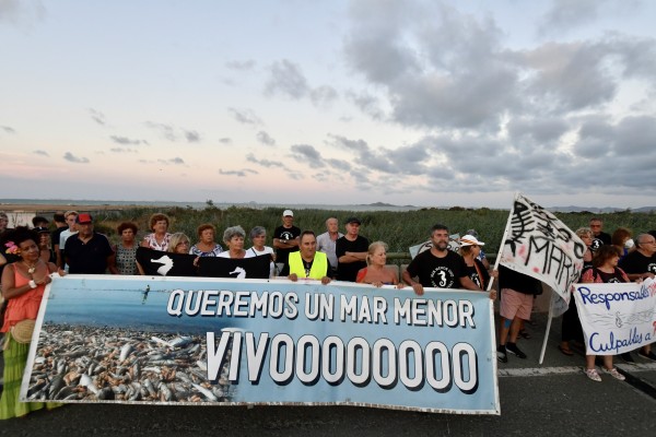 Decenas de personas se manifiestan en la rambla del Albujón para pedir 